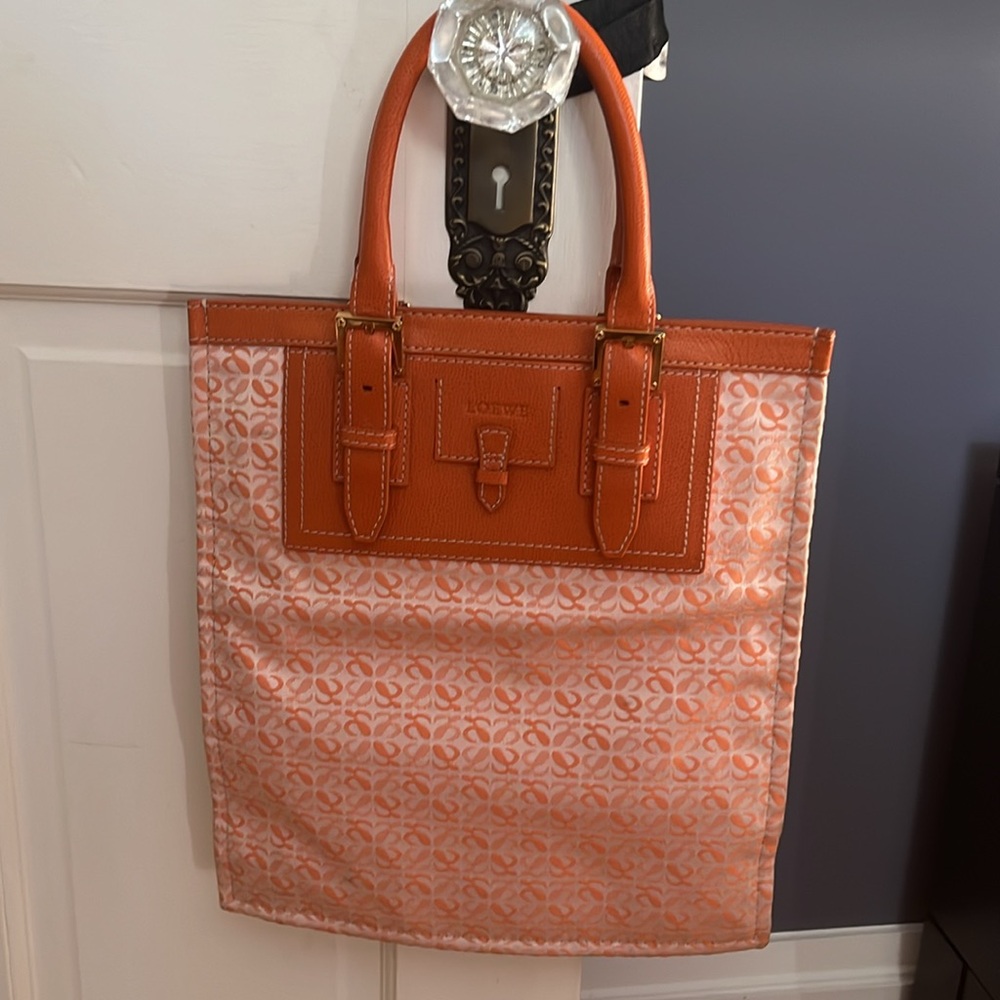 LOEWE ANAGRAM TOTE - excellent condition ~ 💯 authentic